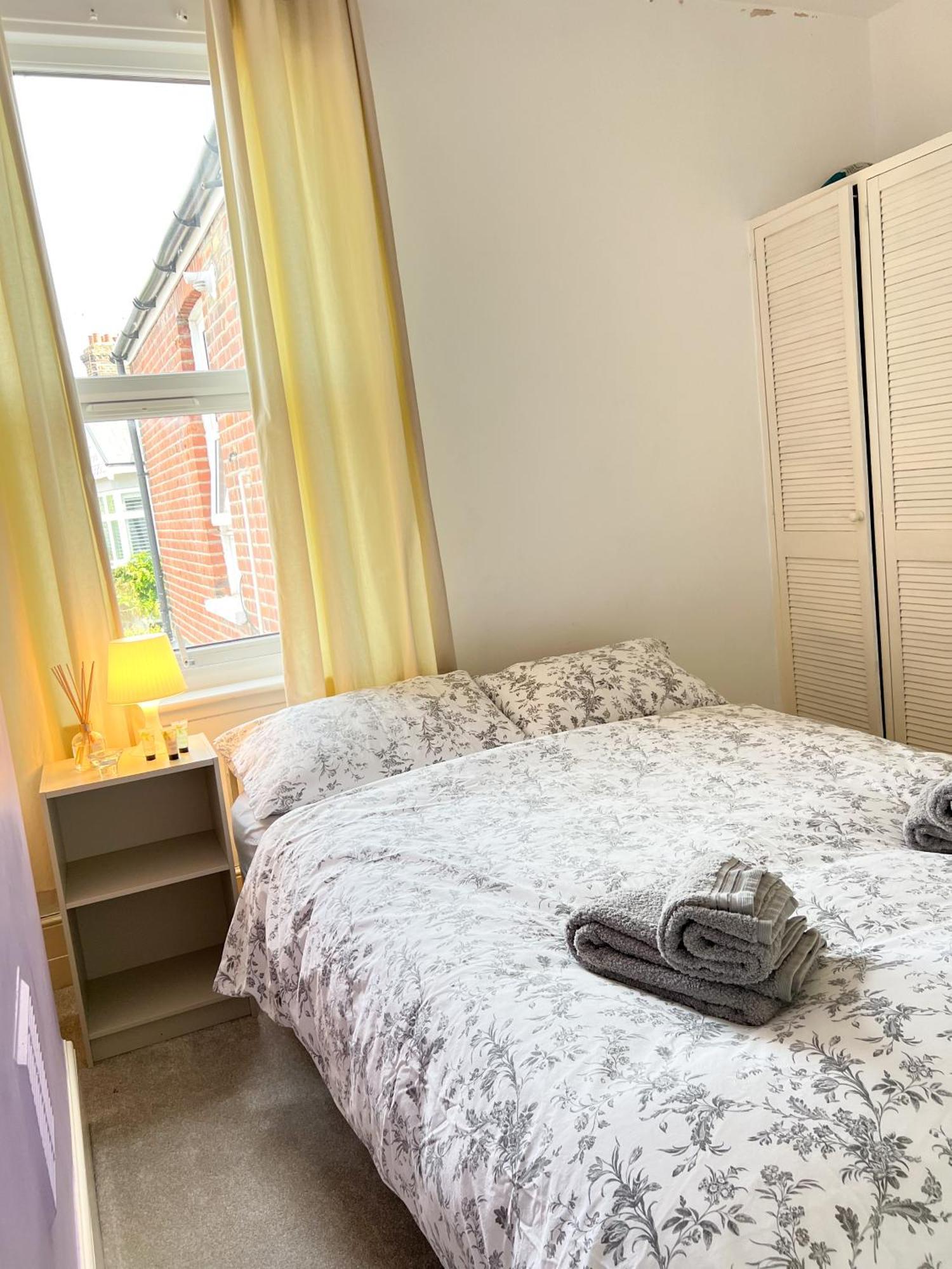Welcome 2 Bedrooms Flat In Wimbledon Лондон Екстериор снимка
